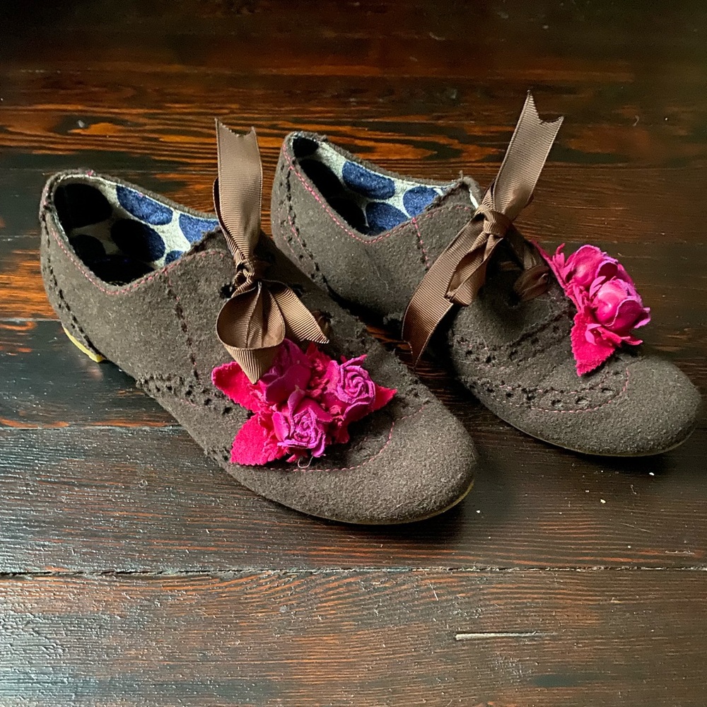 Irregular Choice brown wool felt oxfords pink rosettes Sz 8 1/2 cottage core